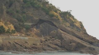 波と風が造り出した自然のトンネル！