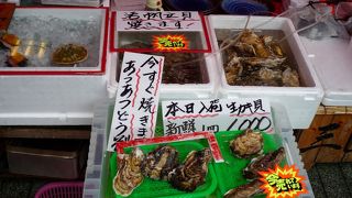 その場で調理してくれる甘エビや牡蠣！