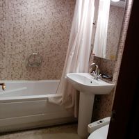 大きなバスタブ。トイレはウォシュレット