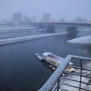 橋のまわりは市内観光の拠点