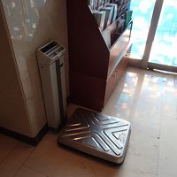 フロントフロアには計りが置いてありました。