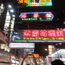 ネオン看板に手が届きそうです