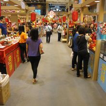 平日はまだそれほど混雑していません。