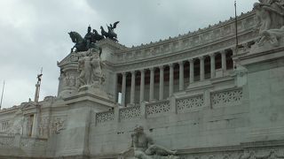 巨大な記念堂は街の目印