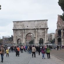 右はコロッセオです。