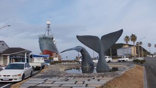 くじらの尻尾や大きな捕鯨船が展示