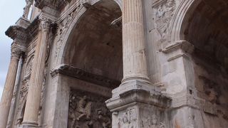 パリの凱旋門よりずっと古いんです。