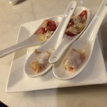 席についたら持ってきてくれる軽い料理