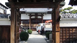 丸亀駅の裏側に位置する非常に入り組んだ路地の中にあります