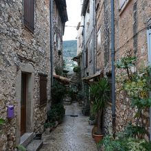 細い道から城壁が見えます