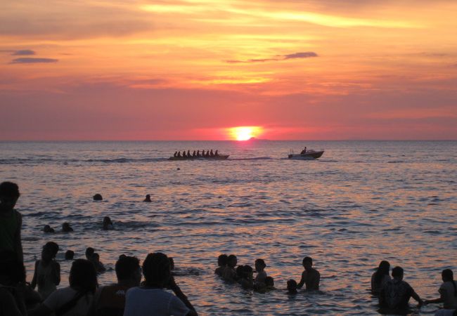 朝から夜までお祭り騒ぎの場所