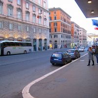 入り口のすぐ前が大通り