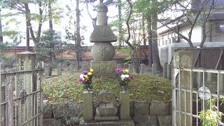 心静かに手を合わせましょう