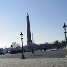 奥にエッフェル塔が見えます