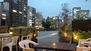 北浜の川沿い。夏の夜に。