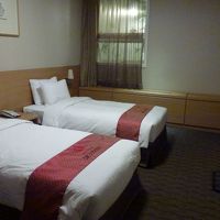 内窓を開けると廊下にある中庭のようなところが見える