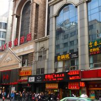 周囲には飲食店、スーパー、コンビニがあり便利。