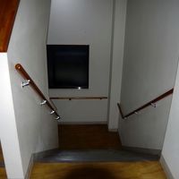 階下に向かう階段です。