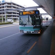 バスです。無料です。
