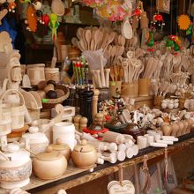 木の製品を扱うお土産屋さん