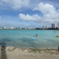 ホテルのビーチからはタモン湾が一望