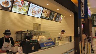 店頭で見事なパホーマンスで作っている美味しいお店