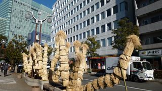 足早に行き交うサラリーマンの姿