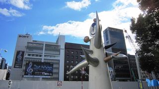 岡本太郎作のオブジェが目立つ公園