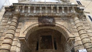 ポリニャーノ・ア・マーレ旧市街への城門は立派♪