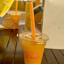 同じ敷地内にあるカフェのマンゴジュース…冷たくてうまい！