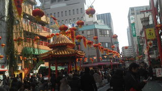 おいしい焼き豚屋さんがあります