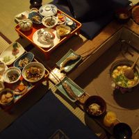 いろりで山の芋鍋を囲んでの夕食