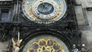 毎正午、窓の奥をよ～く見て！