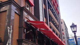 バックのデザインになっていた店舗に久しぶり行ったら、建物が建て替わりケーニヒスクローネホテルになってた