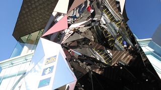斬新なデザインの入り口をくぐり抜け、屋上庭園やbillsを訪れたい。