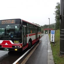 網走駅からはこのバスで。“博物館網走監獄”バス停下車すぐ。