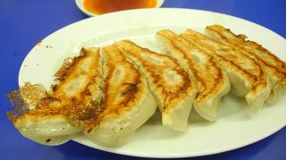 この餃子は、パリパリの羽根餃子で、らーめんを食べる前には、おすすめです。ひとつひとつ丁寧に皮で包んでいる感じが受け止められます。