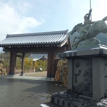 長良川側の入口門