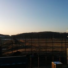 有刺鉄線の向こうが非武装中立地帯。イムジン川が凍っています