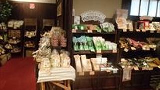 温泉おみやげの今田商店が有ります。