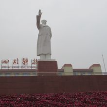巨大な白い毛沢東像