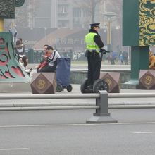 セグウエイに乗った警官がいます