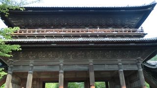 三門から見えるのは緑の山々を背にした広大な南禅寺