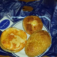 カリカリチーズカレーパンと、明太エッグパン、かりっとチーズ