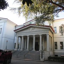 学校のカイダンのロケ、明蘭学園本館の文字が