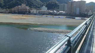 金華山の麓にかかる長良川の橋