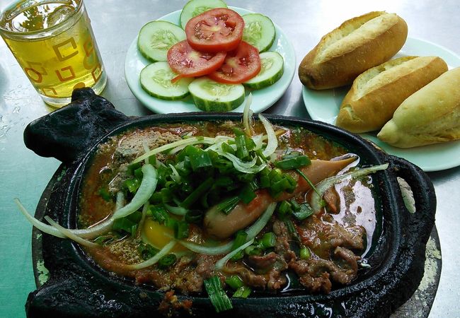 熱々の鉄板で出てきます