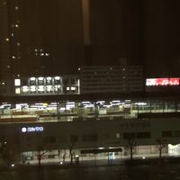 部屋からは行き来する電車が見えます