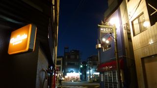 夜が更けるにつれ魅力を増す通り