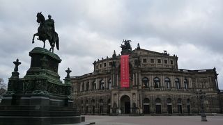 建設者ゼンパーの名前を冠する劇場